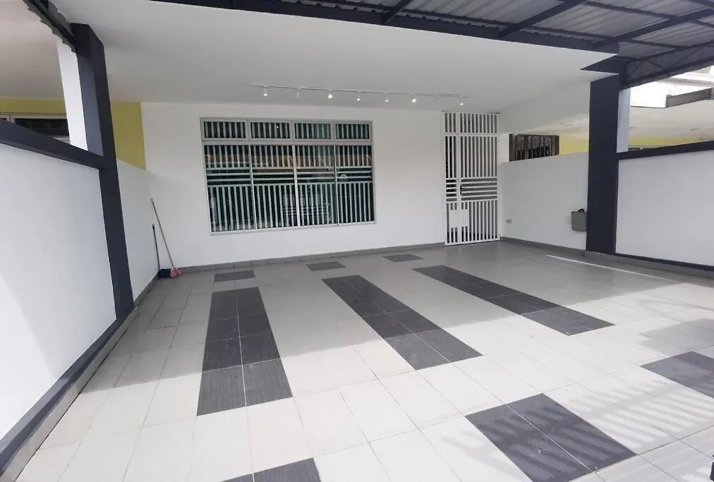 Cozy Landed House At Taman Daya And Mount Austin 8 To10 Pax Villa Johor Bahru 0*,  Malezya